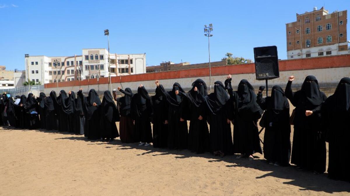Huthi female supporters demonstrate to support Huthi militias fighting Saudi-backed Yemeni government forces in the port city of Hodeidah, during a rally in the capital Sanaa on November 10, 2018. 
Mohammed HUWAIS / AFP