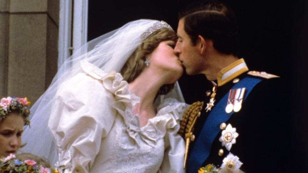 لكن الطلاق أصبح الآن أمرًا أكثر شيوعًا بالعائلة المالكة. فبين أبناء الملكة إليزابيث الأربعة انتهت ثلاث زيجات بالطلاق، وكان أكثرها إثارة للدهشة طلاق والدي هاري ولي العهد الأمير تشارلز، وزوجته الأولى الأميرة الراحلة ديانا، في 1996، بعد 15 عامًا من زواجهما