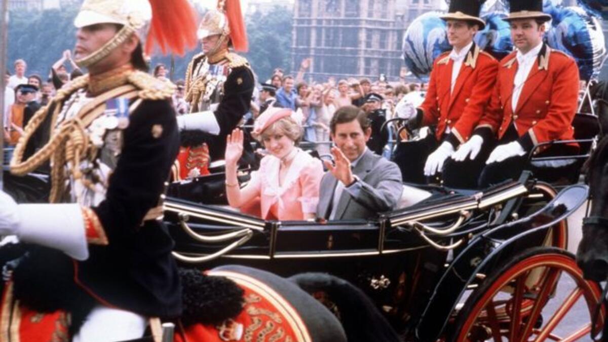 في 24 فبراير/شباط 1981، أصبح الارتباط رسميا. وبلغت تكلفة خاتم الخطبة نحو 30 ألف جنيه استرليني، واحتوى على فص من الياقوت محاط بـ14 قطعة من الماس.