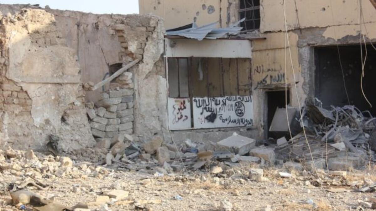 تواصل القصف الجوي للمواقع التي تحصن فيها مسلحو التنظيم في المدينة، وتبدو في الصورة حفرة خلفتها إحدى الضربات الجوية على مواقعهم.