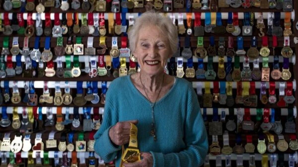 مارست لاركن الجري في سن الـ 78 ، عندما انتقل ابنها للعيش معها في منزلها، وبدأت بالجري معه ثلاث مرات في الأسبوع وهي اليوم تتدرب "خمسة أيام في الأسبوع".