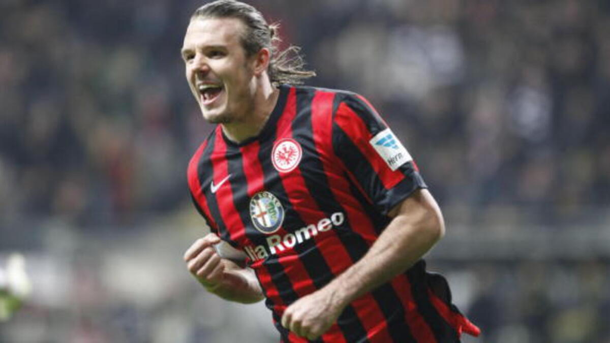 5- لاعب الوسط الهجومي الألماني أليكساندر ماير (آينتراخت فرانكفورت) مواليد 1983: ظفر بلقب هداف البوندسليغا لموسم 2014-2015 بتسجيله لـ 19 هدفاً خلال 26 مباراة، ما زالت مسيرته متواصلة إذ يبلغ من العمر حالياً 32 عاماً.