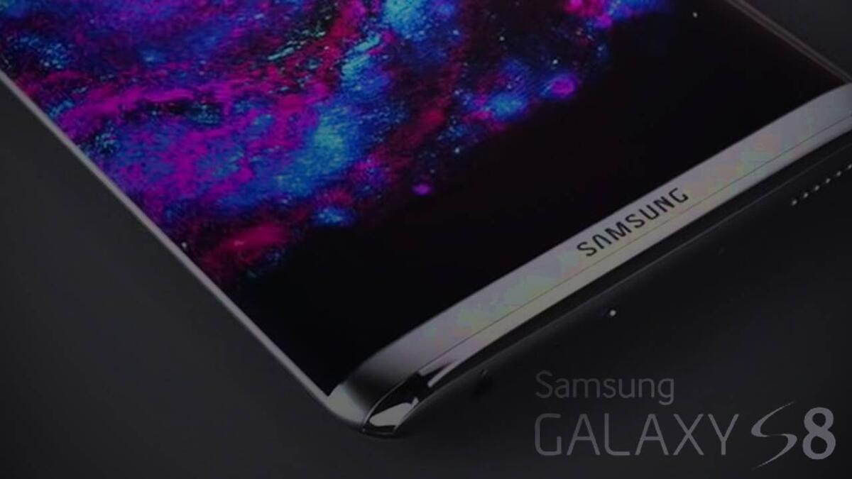 Galaxy s8 : 
سامسونج زودت هاتفها بشاشة قياس 5.8 بوصة، تغلب على كامل الجهة الأمامية، وبمعالج سنابدراجون 835، وبذاكرة وصول عشوائي سعة 4 جيجابايت، وبذاكرة تخزين تبدأ من 64 جيجابايت، مع بطارية بسعة 300 ميلي أمبير.