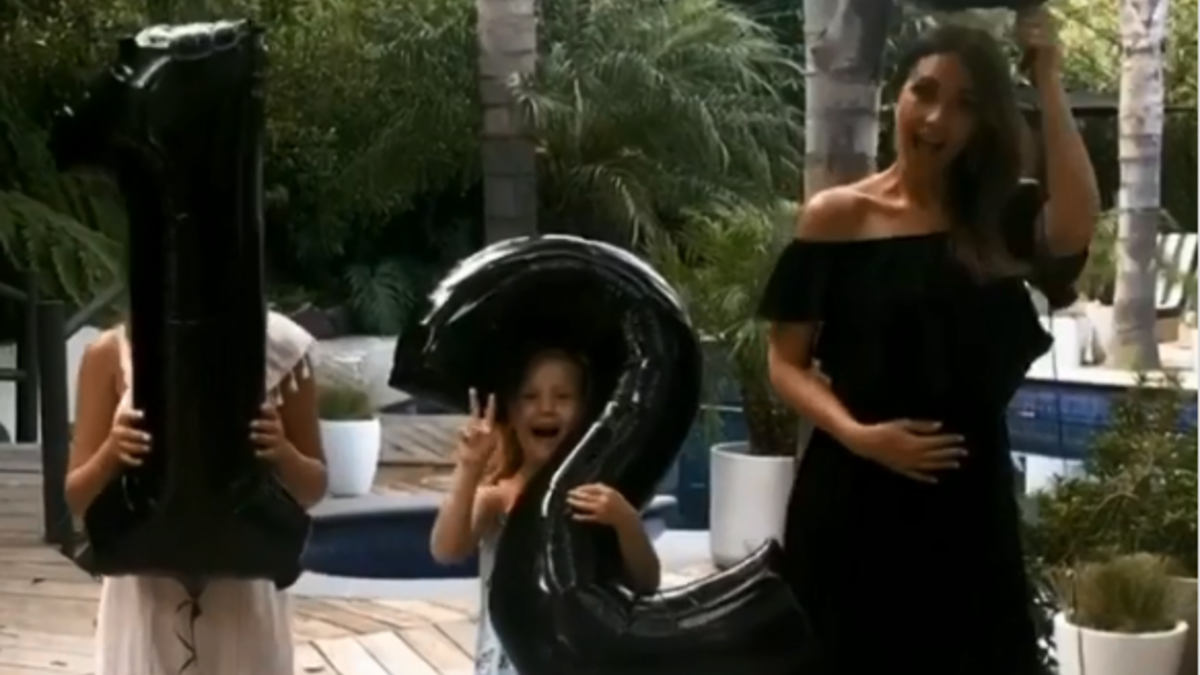 أعلنت النجمة "جاسيكا ألبا" نبأ حملها بمشاركتها لفيديو تظهر فيه بجوار ابنتيها، واللتان تحملان رقم 1 و2، أما جيسيكا فتحمل رقم 3، في إشارة إلى انتظارها لطفلها الثالث.