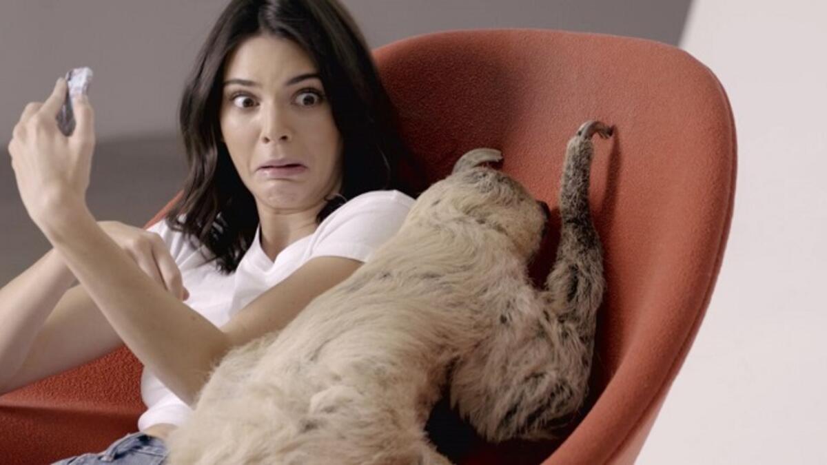 كايلي جينر: هي نجمة برنامج واقعي وعارضة أزياء وناشطة اجتماعية، الأخت غير الشقيقة لكيم كارداشيان، حصلت على 706,261 لايك و 90.4 مليون متابع.