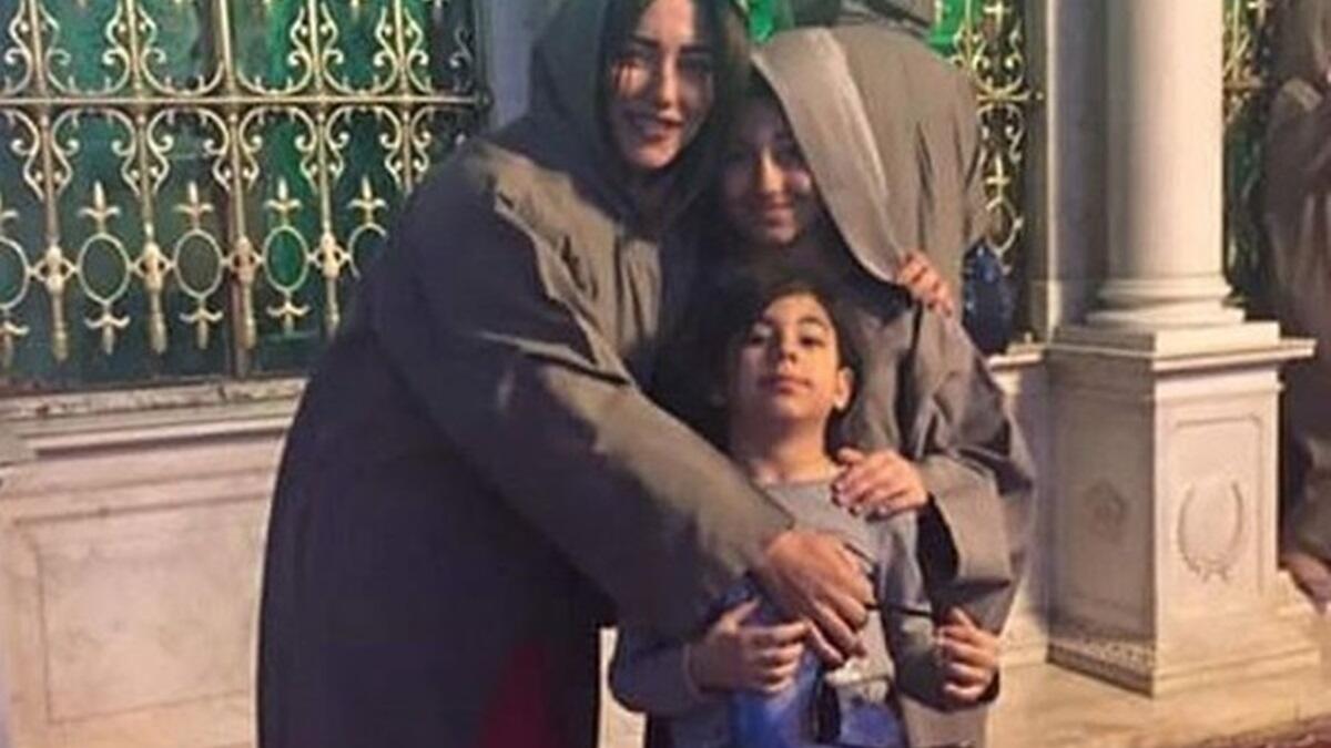 قامت الفنانة أمل عرفة باصطحاب ابنتيها سلمى ومريم في نزهة دينية  إلى المسجد الأموي الفنانة السورية وابنتيها قمن بارتداء الحجاب احتراما لقدسية المكان ووقفن أمام الضريح للدعاء أمل شاركت متابعيها على موقع “انستجرام”  بمجموعة صور لها مع ابنتيها هناك.