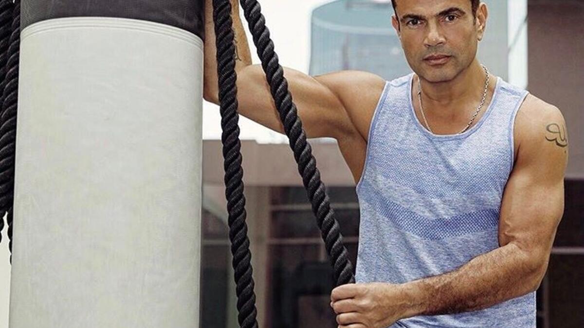 نشر النجم عمرو دياب صورة جديدة له من جلسة تصوير لأحدى المجلات الخليجية، أظهرت تغييرا ملحوظا فى جسمه بعد فقدان الوزن. وأثارت الصورة التى نشرها “الهضبة ” عبر صفحته الرسمية على فيس بوك إعجاب جمهوره، وحازت على مئات التعليقات.