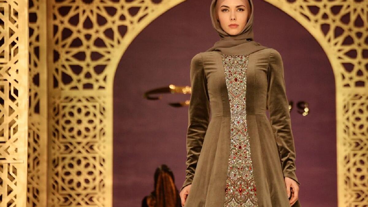 وسط إقبال منقطع النظير، أكبر عرض في تاريخ الشيشان لأزياء "المساء والسهرة"،  استعراض فساتين السهرة "ذات الطبيعة الإسلامية".