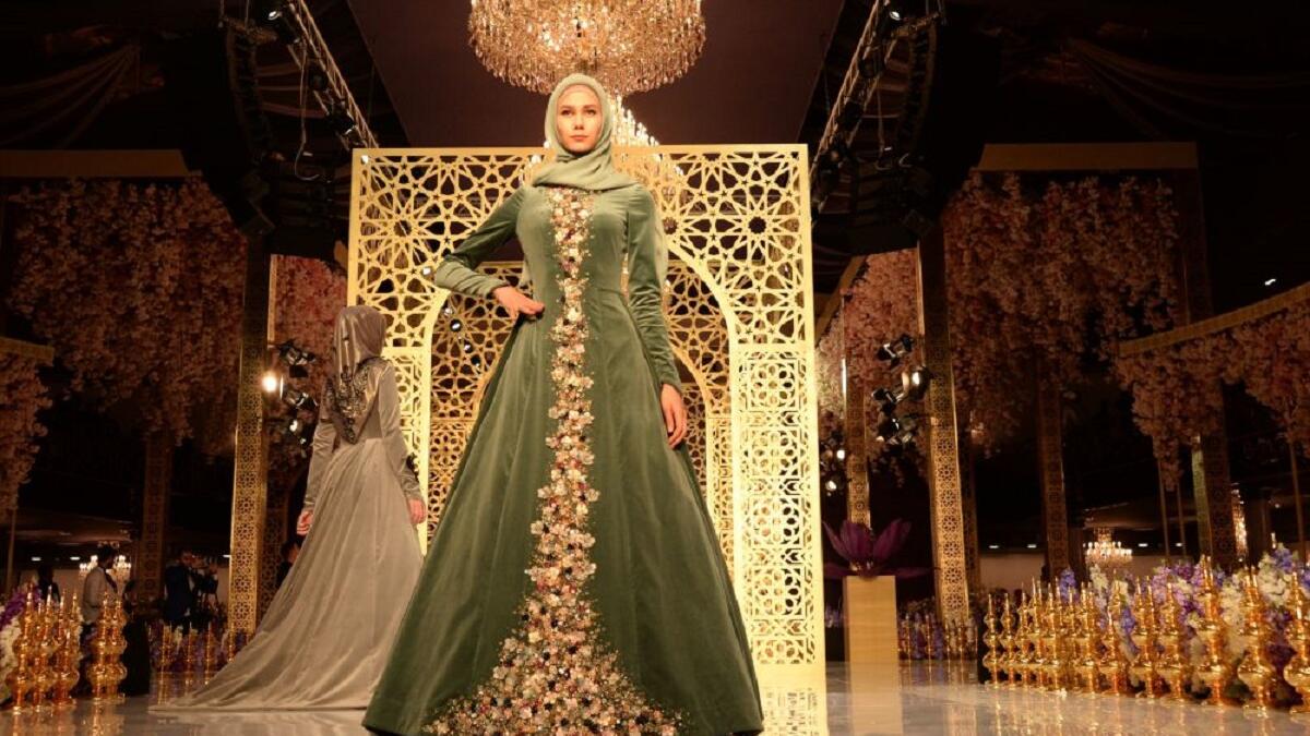 عرض أزياء لدار أزياء "فردوس" Firdaws للمصممة الشيشانية، ابنة الرئيس رمضان قديروف، في العاصمة غروزني، مطلع آذار العام الحالي.