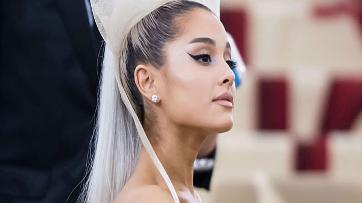 كشفت المغنية الأميركية "أريانا غراندي" عن معاناتها من أعراض اضطراب ما بعد الصدمة عقب هجوم مانشستر الذي طال حفلاً لها في بريطانيا عام 2017.