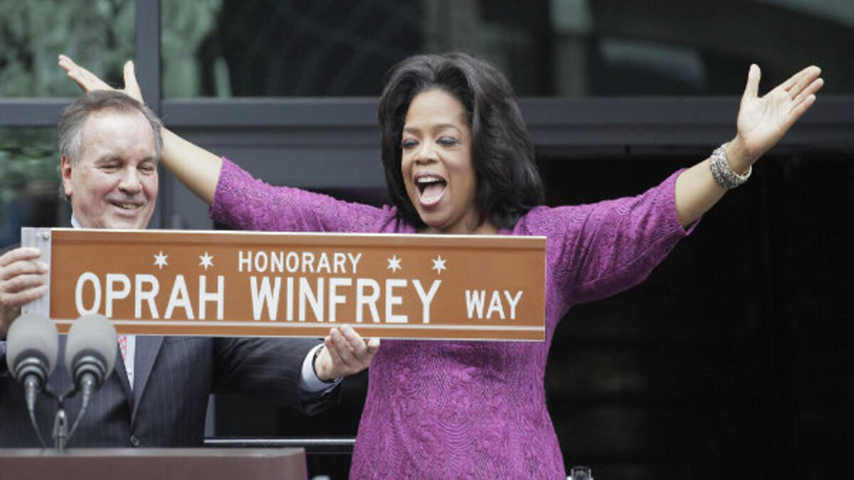 يقع شارع "أوبرا وينفري واي" أمام استوديوهات هاربو في شيكاغو، وحمل الشارع هذا الاسم تكريمًا للإعلامية "أوبرا وينفري".