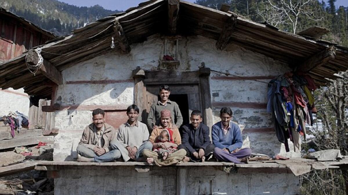 كانت الهندية "راجو فيرما" تبلغ من العمر 21 عامًا حين تزوجت من 5 أزواج فى وقت واحد ولا تعلم أيهم والد طفلها الوحيد من الزيجات الخمس.