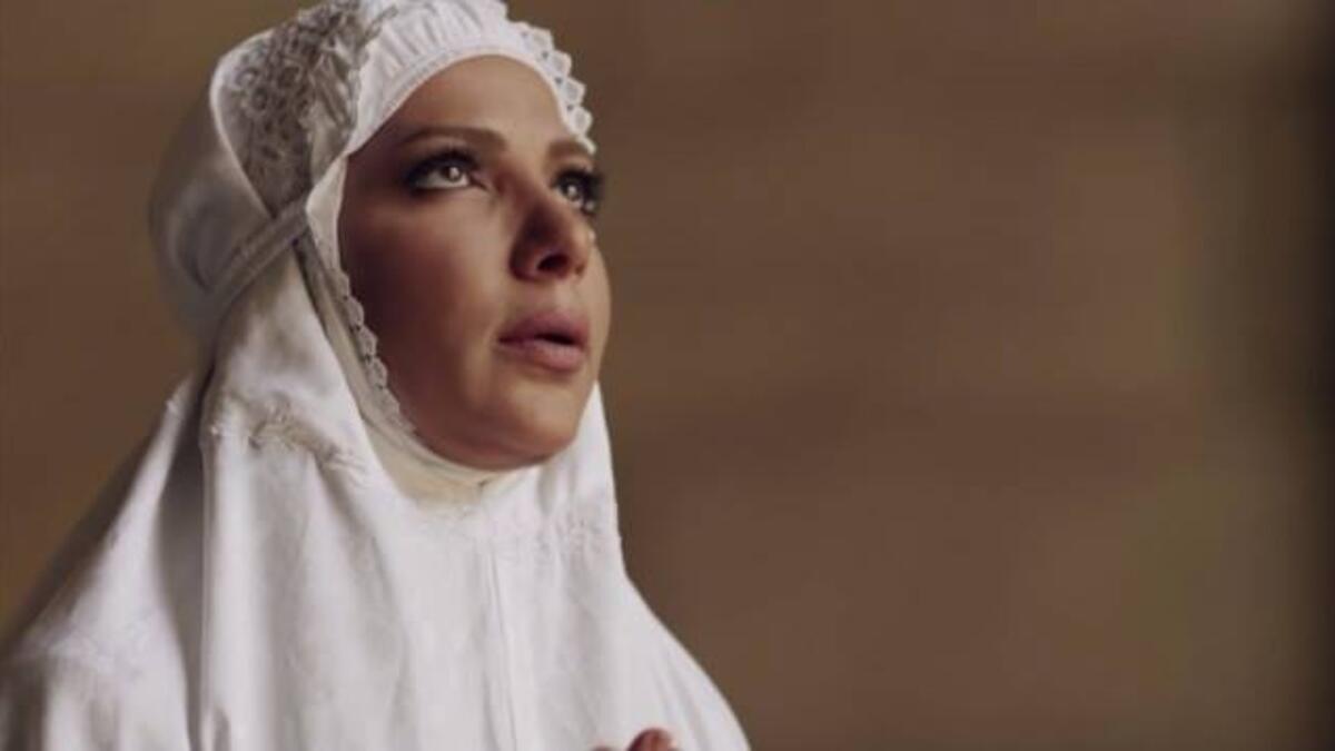 عبر حسابها الخاص على أحد مواقع التواصل الإجتماعي نشرت الفنانة السورية أصالة صورة لها بالحجاب مهنئة الأمة الإسلامية بذكرى الإسراء والمعراج. وعلقت على الصورة بالتالي: “كل عام والأمة الإسلامية بخير وسلام بمناسبة ذكرى ليلة الإسراء والمعراج”.