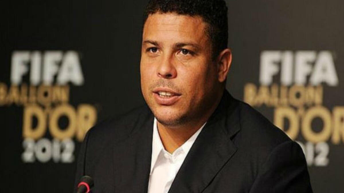 البرازيلي رونالدو: في عام 2008 وقع ضحية فضيحة جنسية هي الأطرف من نوعها، وذلك بعد اصطحابه ثلاث بائعات هوى إلى منزله، ليكتشف لاحقاً أنهن «رجال» قاموا بعملية تحول جنسي.