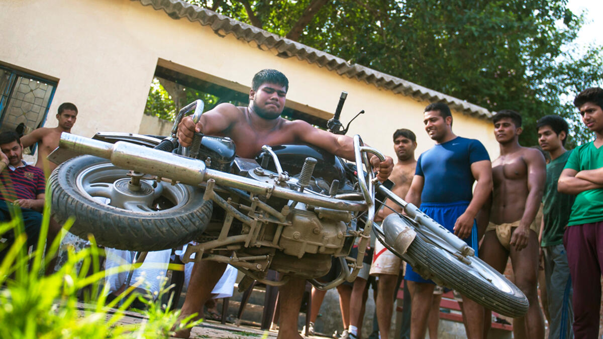 ويمكن لرجالها حمل دراجة نارية تزن 350 كيلوغرامًا على صدره