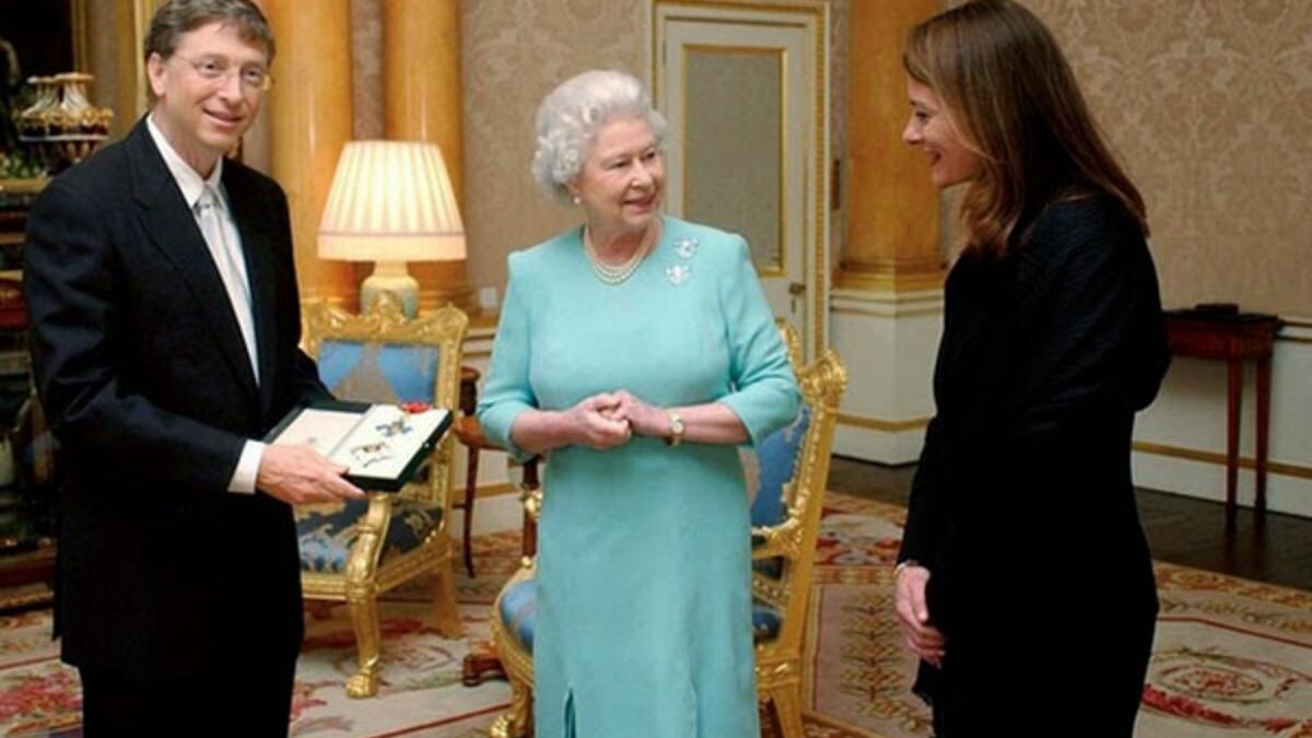 الجوائز والأوسمة: حصل بيل غيتس على لقب الفارس من ملكة بريطانيا إليزابيت عام 2005 بسبب أعماله الخيرية، ونال أربع جوائز دكتوراه فخرية من جامعة الأعمال بهولندا عام 2000، والمعهد الملكي للتكنولوجيا في السويد عام 2002، وجامعة "واسيدا" في اليابان عام 2005، وجامعة هارفارد عام 2007