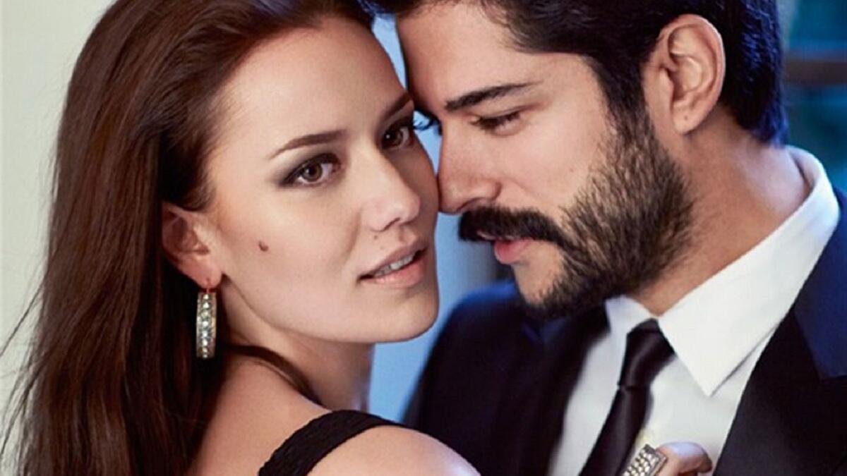 تقول الممثلة التركية فخرية إفجان عن النجم بوراك أوزجيفيت: "قمنا بالعمل سويا في بطولة فيلم "العشق يشبهك"، لقد جسدنا دور حبيبين في الفيلم الذي يكفي اسمه فقط حتى تستنتج أنه قصة عشق مختلفة، وحينها وقعنا في العشق".