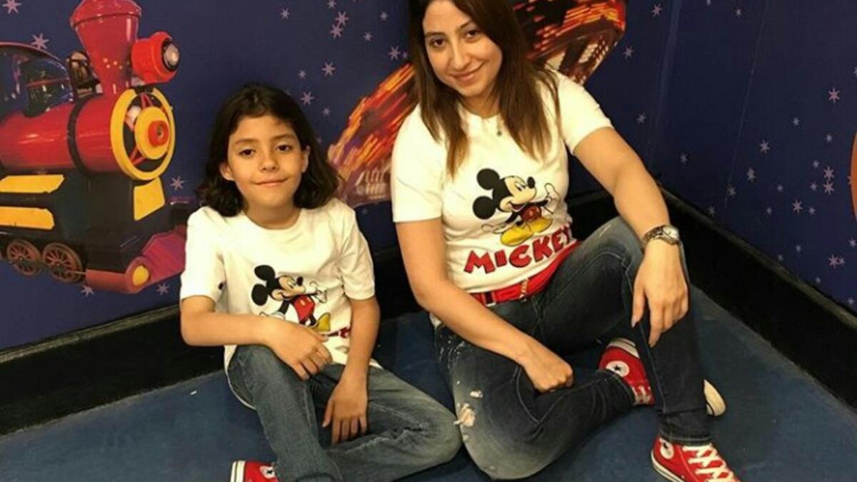 شاركت المطربة بوسي جمهورها عبر موقع «أنستجرام»، في صور جديدة لها. بوسي ظهرت في الصور مع ابنها الوحيد ياسين، حيث كانا يرتديان نفس الملابس والحذاء، وظهرت بوسي في إحدى الصور وهي تقبل ابنها، وعلقت قائلة: «أنا وابني حبيبي ياسو ربنا يخليهولي».