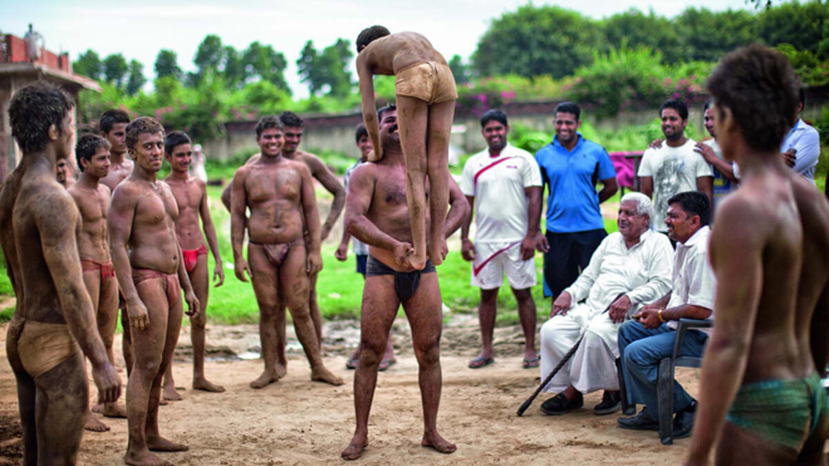 ويمارس رجالها طقوسًا كرفع بعضهم فوق أكتاف بعض مشكلين برجًا من 40 شخصًا