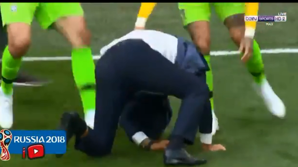 سقطة مدرب البرازيل ليوناردو باتشي بعد هدف "كوتينيو" في مرمى كوستاريكا أثارت ضحكات الجمهور في الملعب والمعلق على المباراة، وكل من شاهدوا اللقطة الكوميدية.