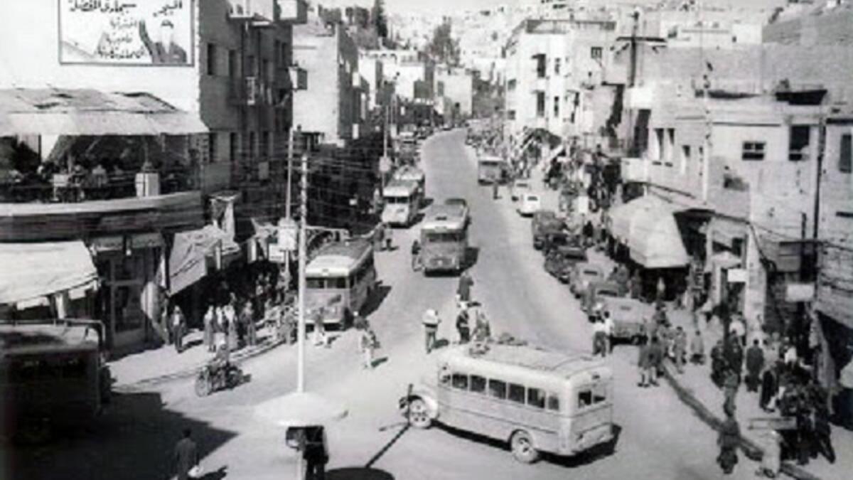 Old market in Amman at the beginning of public transportation in the 1950s. (transpressnz.blogspot.com)