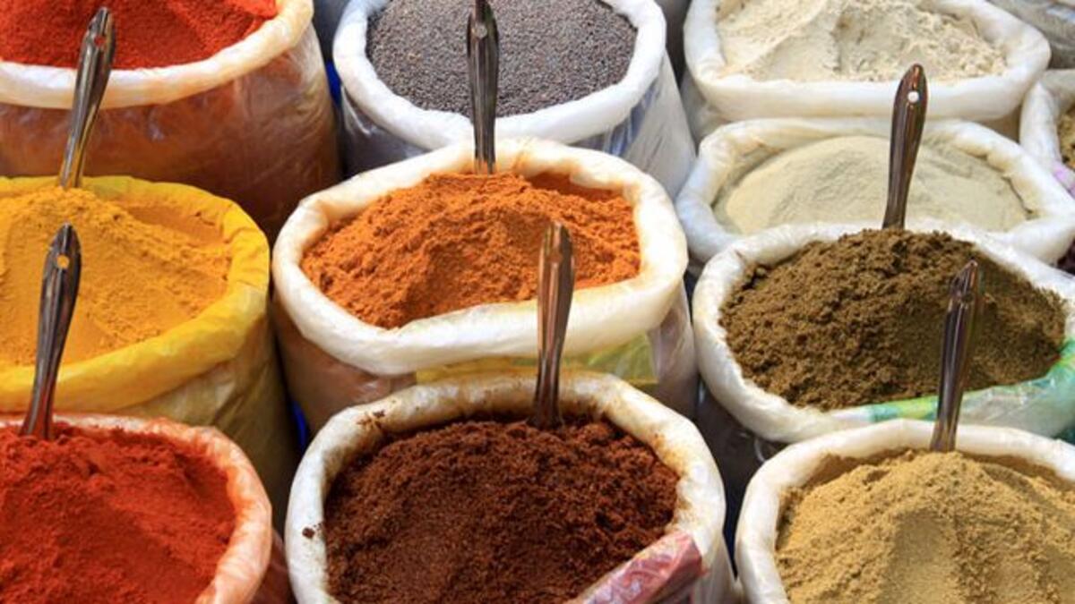 الأطعمة والتوابل:  الدماغ يحتاج الكثير من الطاقة، وبالتالي فإنه يحتاج إلى 20 % من موارد الطاقة في الجسم، ويمكن الحصول عليها بالتغذية الجيدة المطعمة بالتوابل.