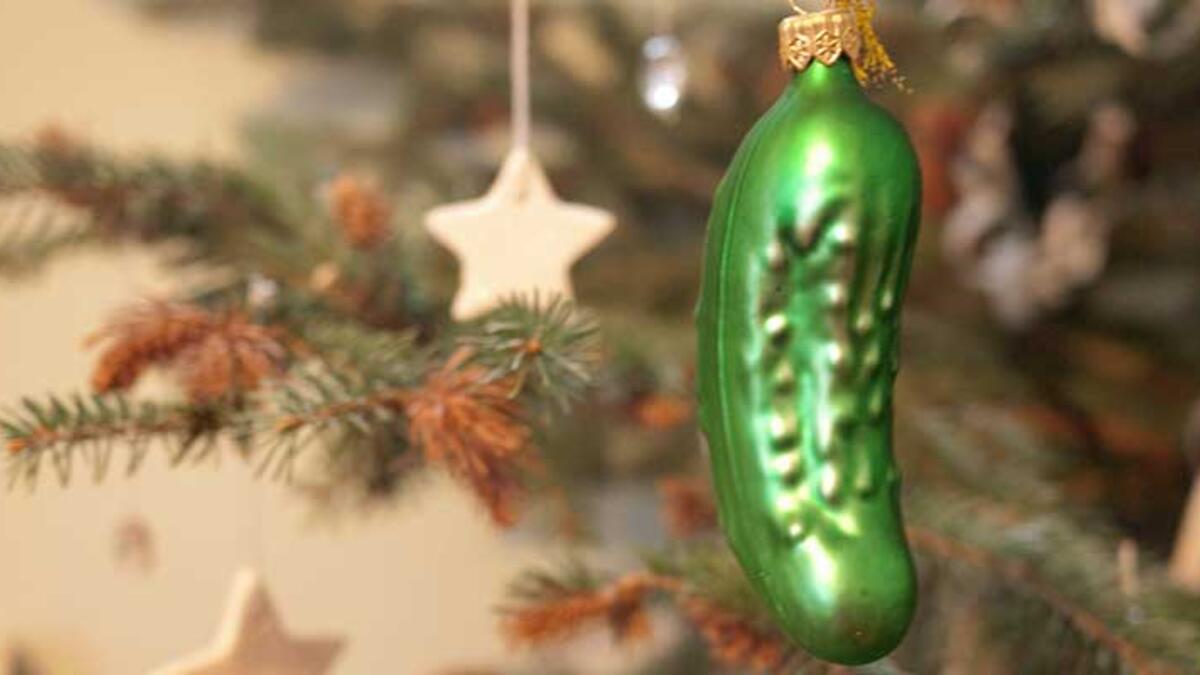 ألمانيا: جرت العادة إخفاء حبة مخلل على أحد فروع شجرة الميلاد، ويتم إعطاء هدية قيمة للطفل الذي يتمكن من العثور على حبة المخلل.