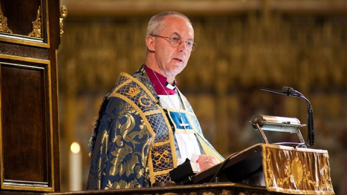 وسيعقِد قران الأمير هاري والآنسة ماركل عميد القلعة المُطران "ديفيد كونر"، وسيشهدها رئيس أساقفة مدينة كانترباري "جاستين ويبلي".