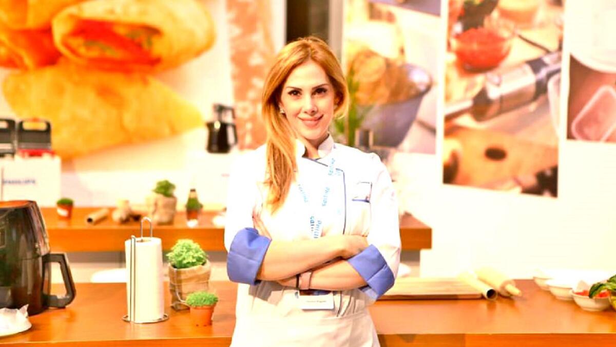 الشيف ديما حجاوي أردنية الجنسية بدأ شغفها بالطهي والطعام منذ طفولتها،حيث تأثرت بوالدتها التي كانت تعد الوجبات الصحية.وخلال السنوات،تمكنت ديما من تطوير أسلوبها الخاص في الطهي الذي يمزج بين الأطباق العربية والعالمية.