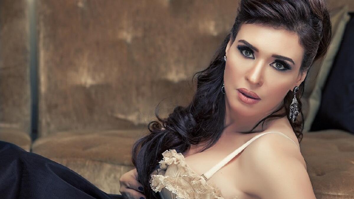 الراقصة دينا: كانت دينا تشترط قبل زواجها العرفي من رجل الأعمال حسام أبو الفتوح وجود طائرة خاصة لتنقلها وأعضاء فرقتها من مصر إلى أي بلد تنوي إحياء حفلات الزفاف الخاصة فيه، إلا أنها بعد ذلك اشترت طائرتها الخاصة والتي تتسع لـ 15 شخصاً.