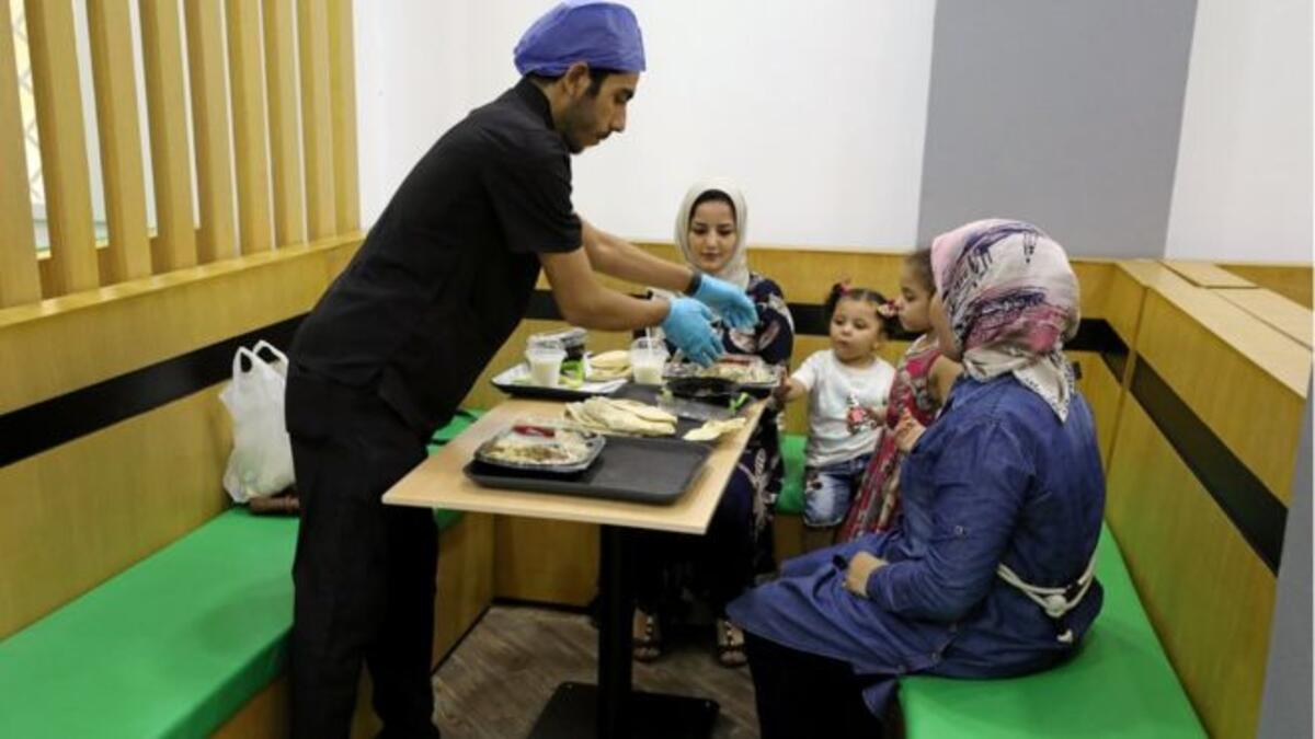 قال مغرد مازحًا: "مشروع ممتاز والواحد ياكل وهو مطّمن، لوجرى له حاجة من الأكل حايتعالج فوري"