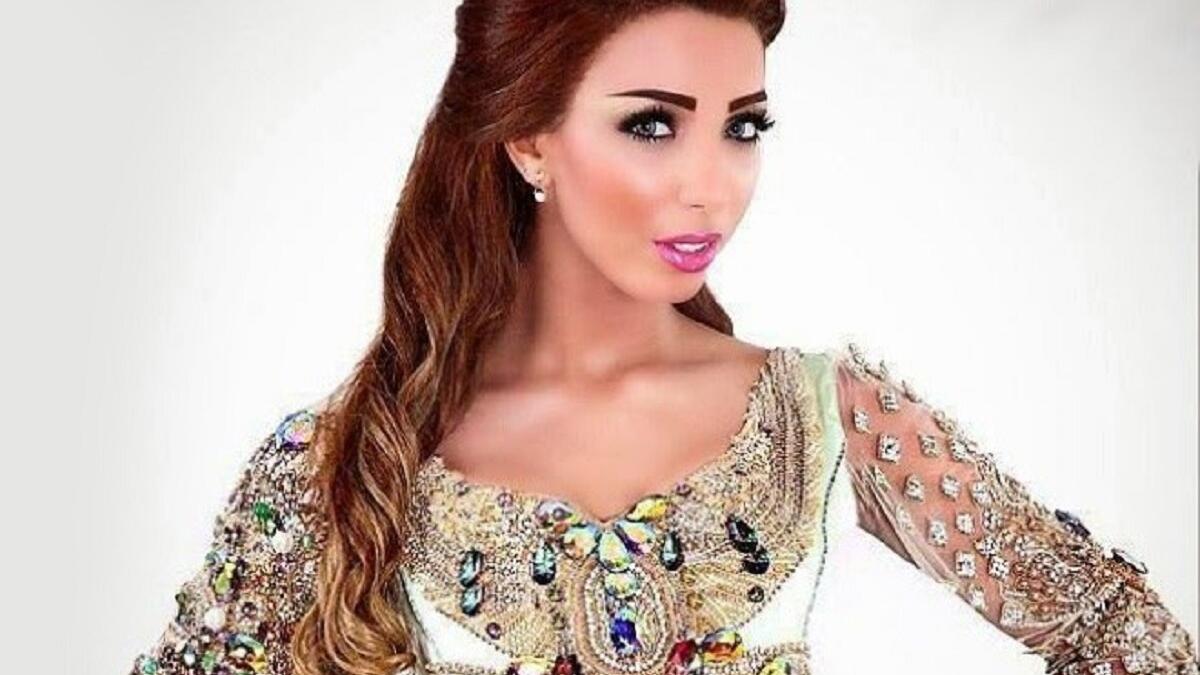 دنيا بطمة: المغنية المغربية حظيت بأمومة أبناء زوجها المنتج البحريني محمد الترك، وبعد مضي 4 سنوات على زواجها أعلنت عن حملها وستختبر المومة بعد 4 شهور.