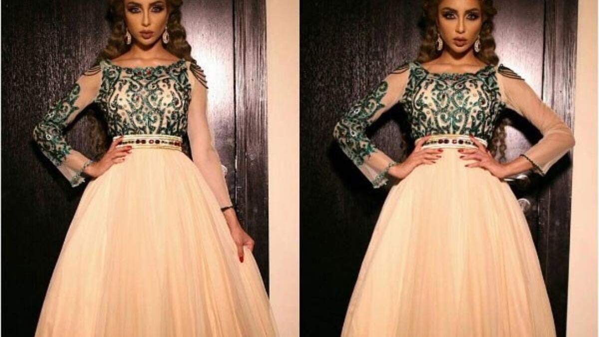 تألقت الفنانة دنيا بطمة في حفل زفاف خاص أحيته في قطر نجمة Arab Idol اختارت للحفل إطلالة مغربية وصفتها بالملكية حيث ارتدت قفطان منفوش أبرز جمال خصرها في الوقت الذي زينت شعرها فيه بتاج أكمل إطلالتها الملكية، كما لملمت شعرها المجعد للخلف بتسريحة أبرزت التاج.