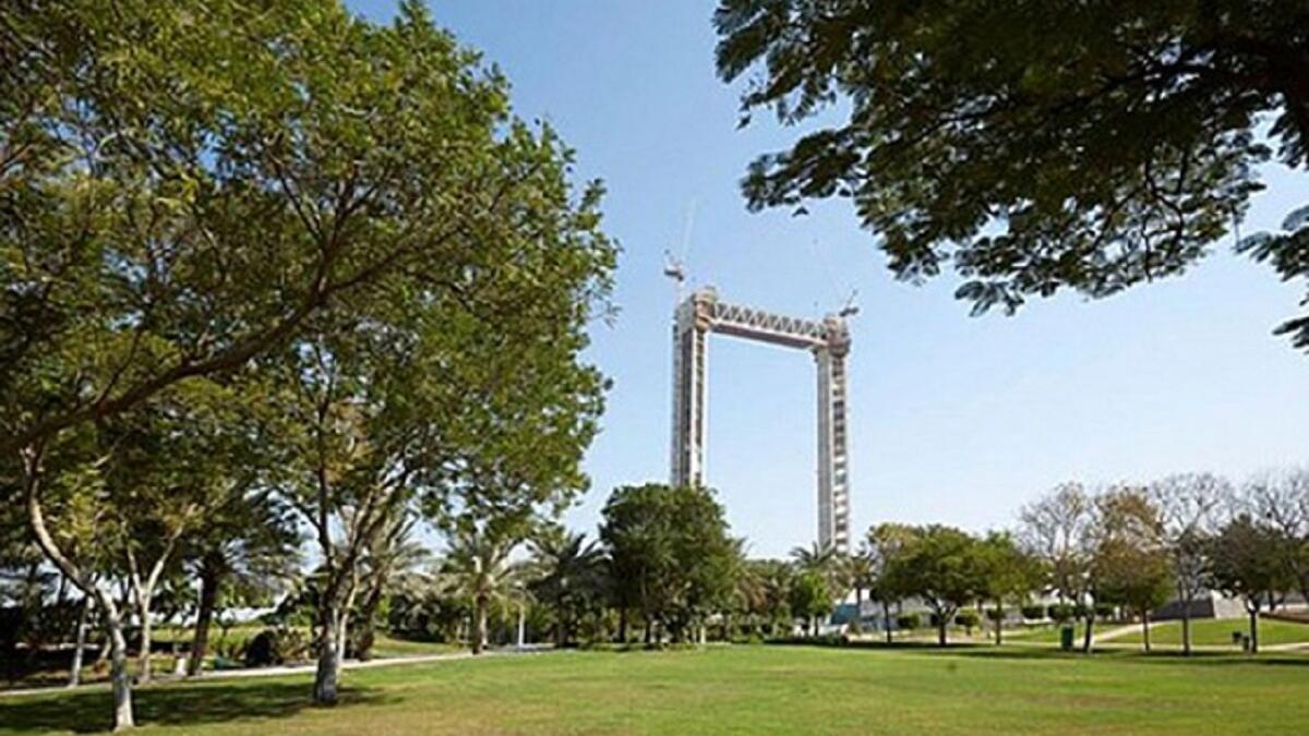 "برواز دبي"كان من المتوقع أن يتم إفتتاحه ديسمبر 2015،وعلى الرغم من تأكيد بلدية دبي أن العمل على مشروع بكلفة 43.5مليون دولار قد اكتمل تقريبا،إلا أنه لم يتم افتتاحه حتى هذه اللحظة. والمشروع عبارة عن إطار نافذة الهدف منه توفير إطلالة بانورامية خلابة لدبي القديمة