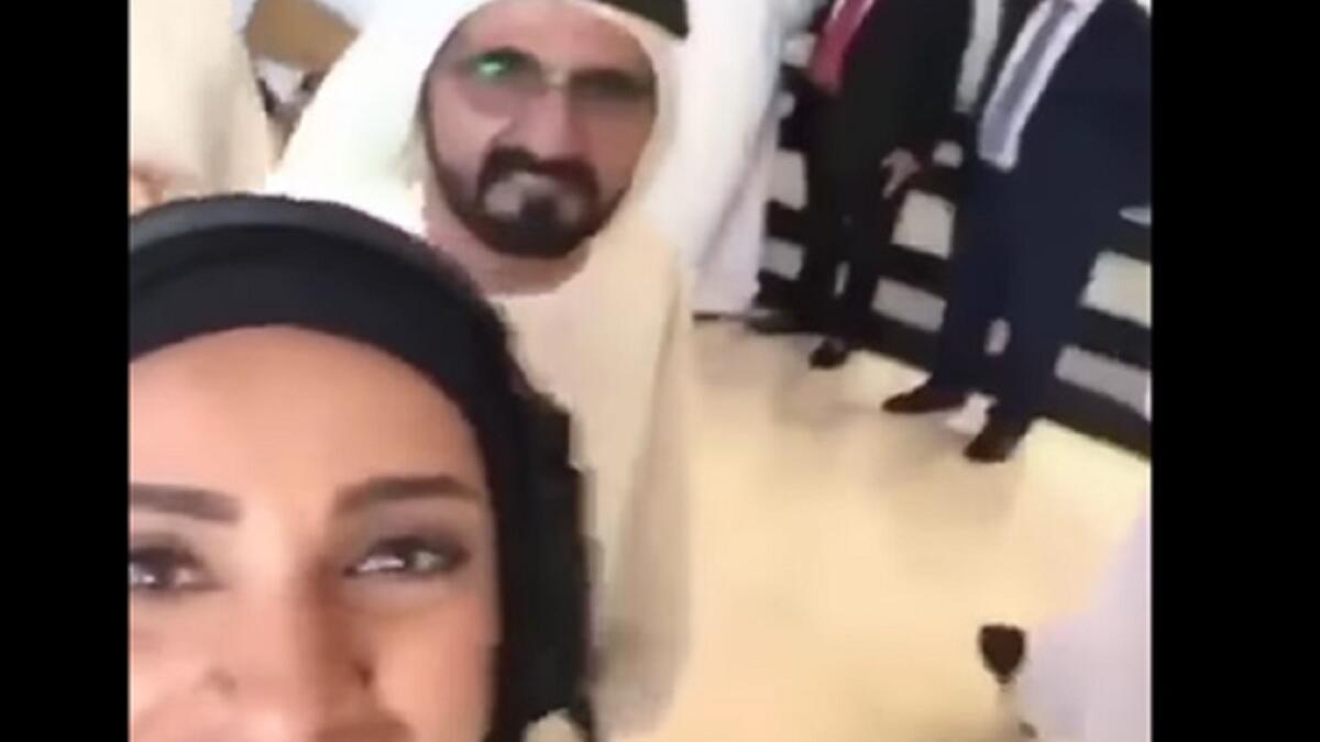سيلفي حاكم دبي
 مقطع فيديو لفتاة إماراتية تحاول التقاط سيلفي مع الشيخ محمد بن راشد آل مكتوم، والذي قام بلفتة طريفة بعد اقترابه من الكاميرا والإشارة بعلامة النصر.