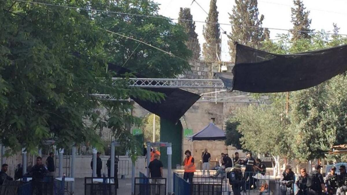 أعربت إسرائيل عن استعدادها للتفكير في بدائل للبوابات الإلكترونية التي نصبتها على مداخل المسجد الأقصى، حسبما ذكر اللواء في الجيش الإسرائيلي، يواف موردخاي لقناة "بي بي سي"