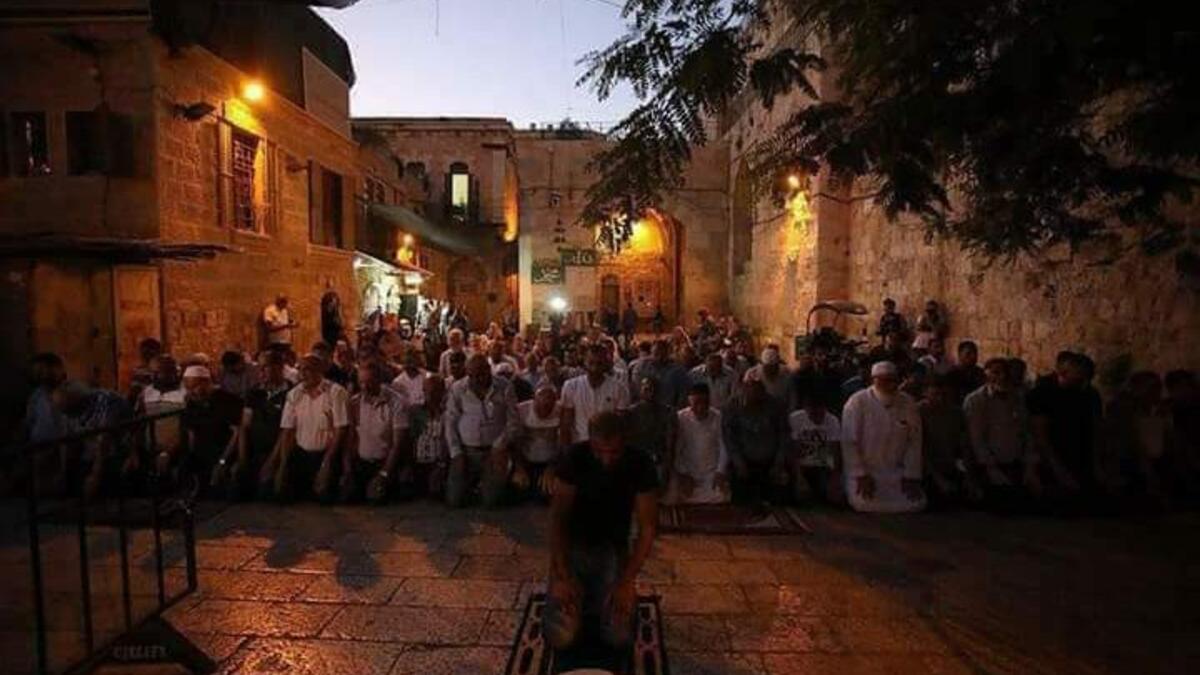 دارت مواجهات في منطقة باب الأسباط بالقدس المحتلة بين معتصمين فلسطينيين وقوات الاحتلال، بعد أداء عشرات منهم صلاة المغرب في المنطقة التي شهدت توافد مئات الفلسطينيين ورجال دين مسلمين ومسيحيين.