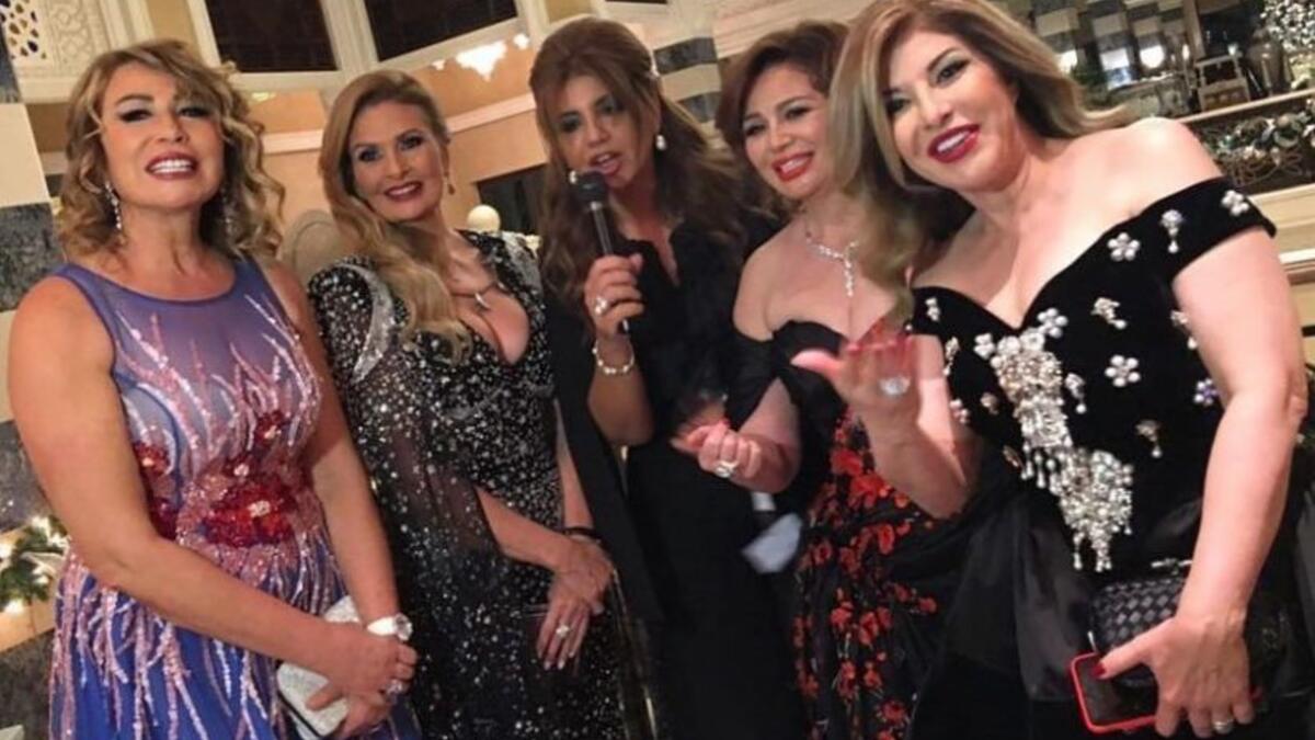 اخترن نجمات مصر المخضرمات: يسرا، هالة سرحان، الهام شاهين، إطلالة مبهرجة بفساتين "نفاشة".