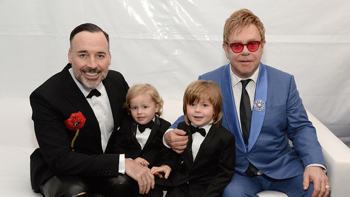 سير إلتون جون وديفيد فورنش، بدءا المواعدة في عام 1990، وأعلنا عن علاقتهما رسمياً في عام 2005، وتزوّجا في عام 2014، ولديهما الطفلان إليا جوزيف وزاكري جاكسون عن طريق أم بديلة.