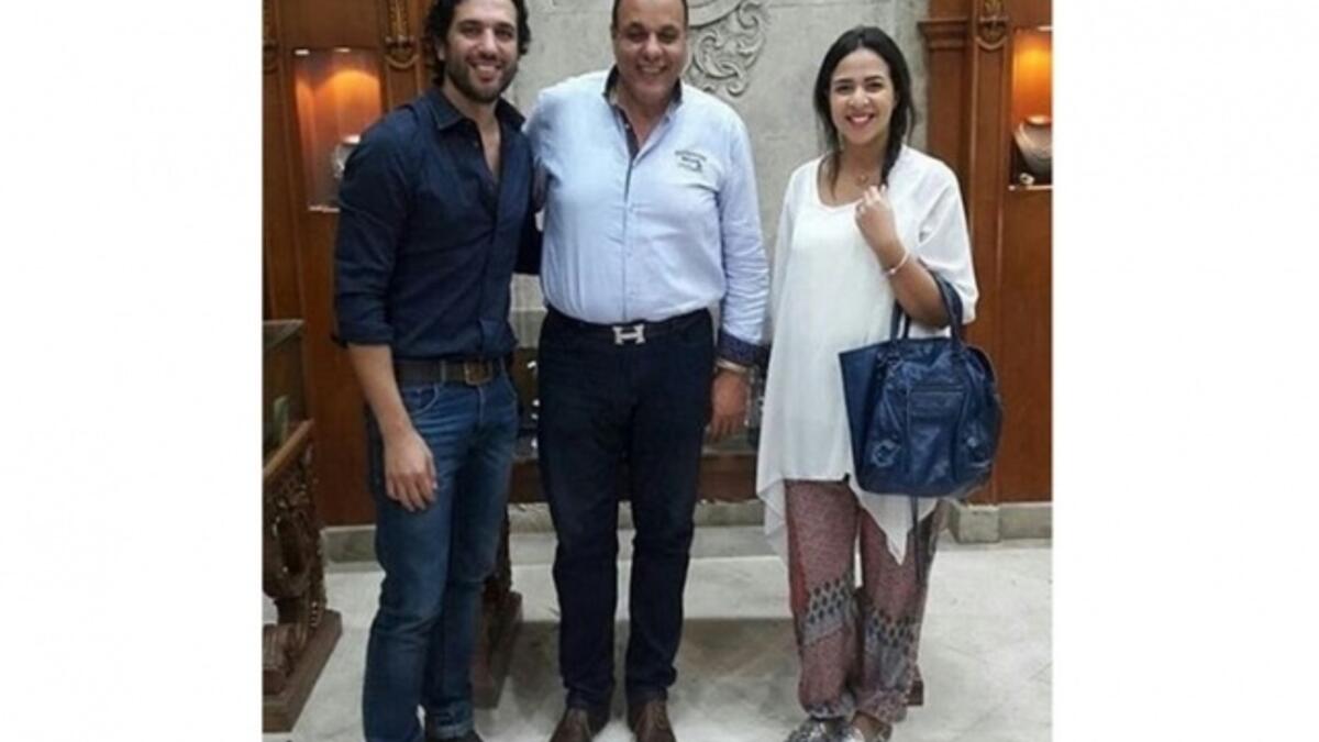 انتشر على صفحات معجبي الفنانة ايمي سمير غانم على “فايسبوك” أول صورة لها مع زوجها الفنان حسن الرداد أثناء توجّههما لشراء الشبكة، وخاتم الزواج.