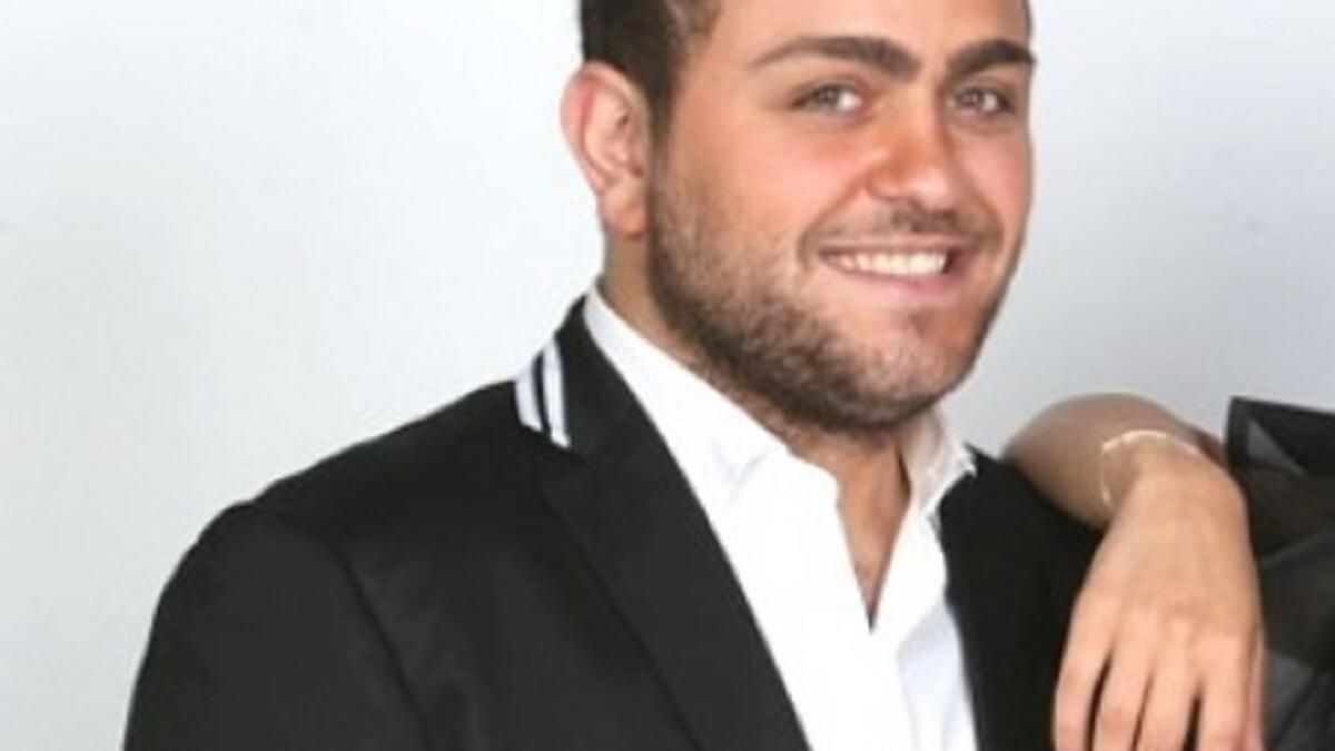 الاعلامي فراس حليمي ردّ على أحلام مغرّداً “اذا نقابة الفنانين المحترفين عندها احترام لنفسها بتمنع دخول أحلام عبيروت”. من جهتها، أجابته أحلام “وين نقابه الفنانين المحترفين لما الزبالة اللي في لبنان تسي لبنت الامارات نايمين والا انتوا على راسكم ريشه”.