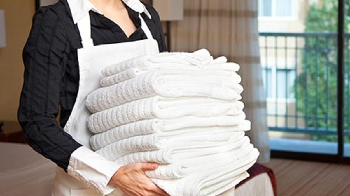 شهدت السعودية حادثة مروّعة، إذ أقدمت خادمة فلبينية على قتل كفيلتها بآلة حادة “ساطور” وهي بالمنزل. الجريمة هزت أركان السعودية. وشهد الخبر تداول كبير عبر مواقع التواصل الاجتماعي. واتضح فيما بعد ان سبب القتل هو سؤال الضحية الخادمة عن وجود اثار ضرب على جسد ابنتها.