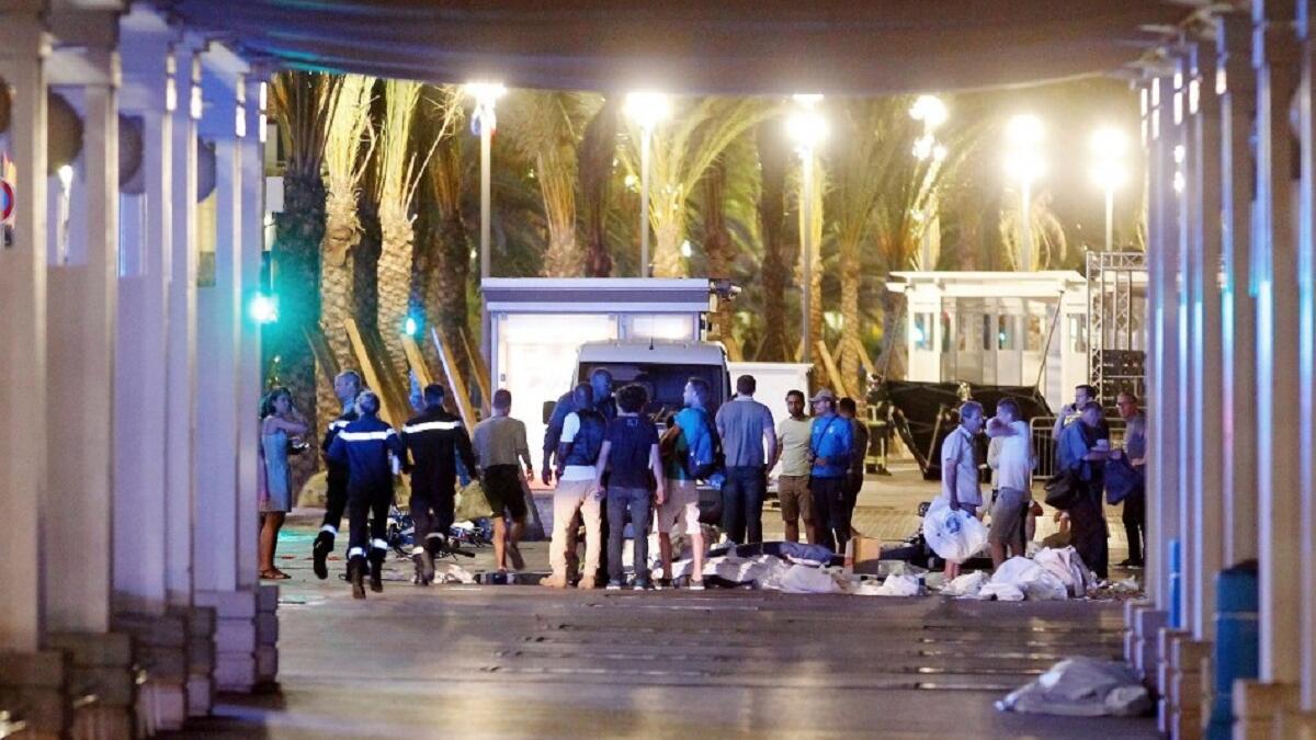 في 26 تموز/يوليو 2016 داهمت شاحنة كبيرة جموع المحتفلين بعيد الاستقلال في مدينة نيس ما أسفر عن مقتل 86 شخصًا. وقتلت السلطات المهاجم، وتم تمديد حالة الطوارئ وانتشرت الحواجز الأمنية في المناطق الأساسية في فرنسا.