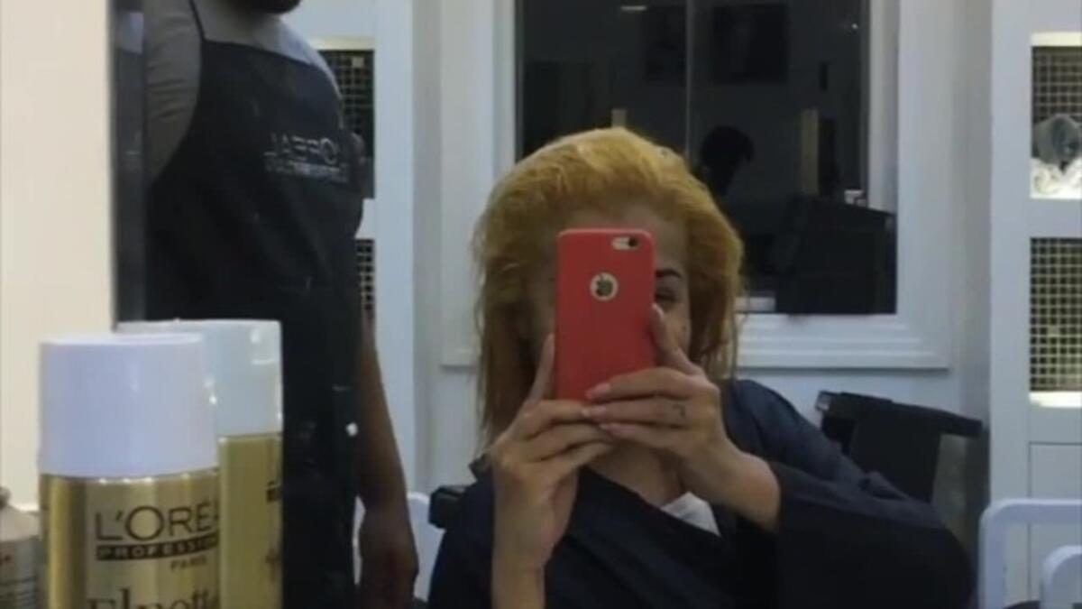 نشرت غادة عبد الرازق مقاطع من الفيديوهات عبر انستقرام أثناء تواجدها في مركز التجميل من أجل تغيير لون شعرها غادة عبد الرازق أخفت ملامح وجهها من خلال الفيديو الذي نشرته واكتفت بإظهار نفسها مرة والصبغة على شعرها والمرة الأخرى بلون فاتح يميل للأشقر صدم جمهورها.