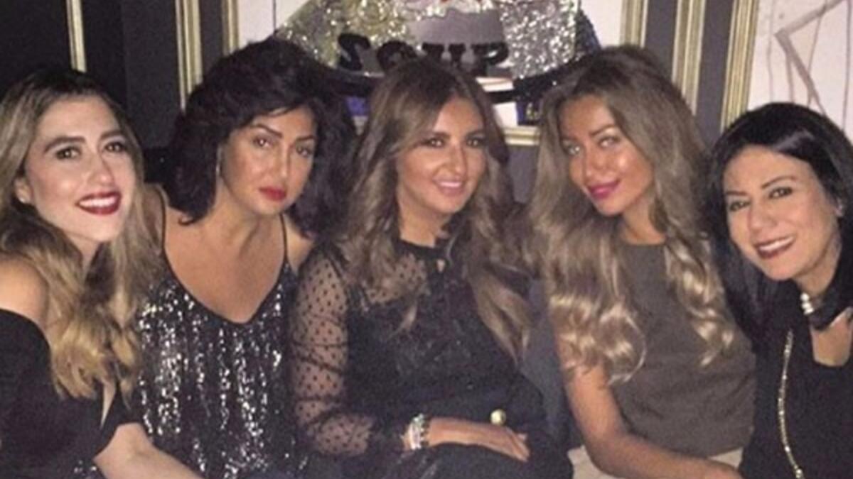 احتفلت الفنانة غادة عبدالرازق بعيد ميلاد ابنتها «روتانا» أثناء تواجدهما في لندن وشاركت متابعيها على «انستجرام» بمجموعة صور معلقة:«دة علشان عيد ميلاد واحدة بس فى الدنيا اسمها روتانا قزاز» غادة ظهرت بشعر أسود قصير وقامت بعمل تسريحة مميزة له منحتها إطلالة مختلفة.