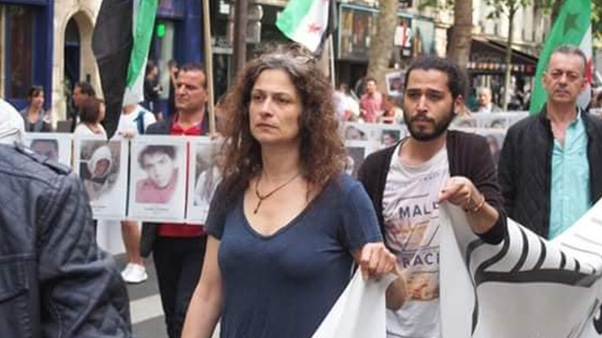 خرجت في بضع مظاهرات سلمية، وتم اعتقالها من قبل النظام وبعد إطلاق سراحها، غادرت إلى الأردن، ثم لجأت إلى فرنسا، وأقامت فيها منذ عام 2013