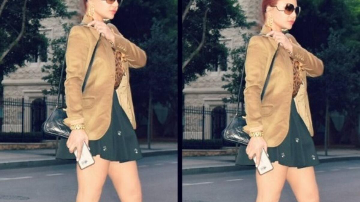 نشرت الفنانة اللبنانية هيفاء وهبي صورة جديدة لها على حسابها الشخصي في الانستغرام وهي ترتدي تنورة سوداء قصيرة وجاكيت عسلي واعتمدت تسريحة الكعكة لشعرها وكتبت معلقة "Bun Day" أي يوم الكعكة.. فهل برأيكم تليق بها التسريحة؟!