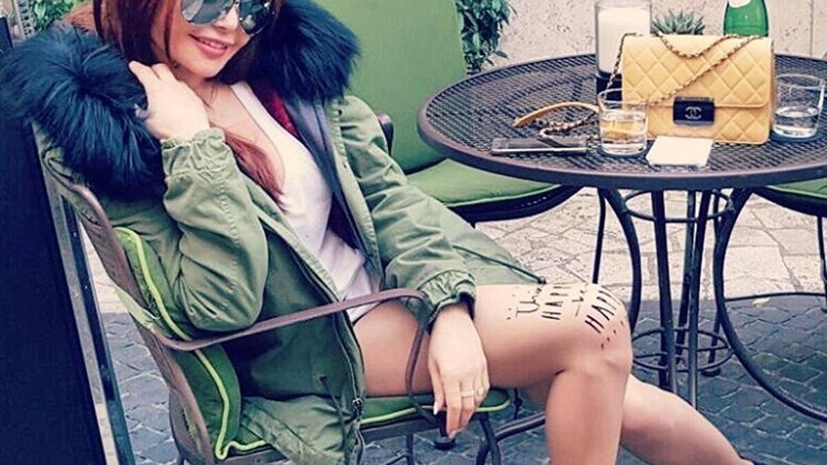 نشرت هيفاء وهبي عبر حسابها على الانستغرام صورة لها مرتدية فيها سترة خضراء وحذاء رياضي يحمل عدة ألوان حادة وبسيطة وظهر على الركبة اليمنى للفنانة اللبنانية كتابات بدت كأنها اسم هيفاء بالإنجليزية “H A I F A “، وعلقت على الصورة قائلة “Think happy. .be happy!”.