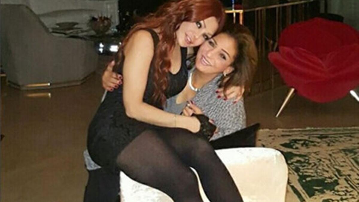 على طريقتها الخاصة احتفلت هيفاء وهبي بعيد الأم حيث نشرت صورة لها مع والدتها على “إنستغرام” وهي تحتضنها تعبيرا منها عن مدي حبها قائلة: “أمي ما أتصور حياتي من دونك  العمر ما يحلى غير بوجودك وكل ما يمر عيدك بحضورك أدعي ربي ما يحرمني وجودك كل عام وأنتِ بخير”.