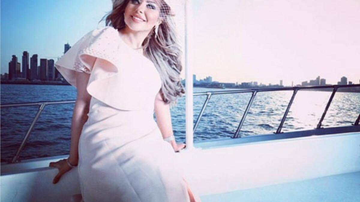 خضعت الإعلامية الكويتية حليمة بولند لجلسة تصوير على «اليخت» ظهرت فيها بإطلالة مبهر. حليمة تألقت بفستان شديد الأناقة ووضعت «برنيطة» على رأسها تاركة شعرها  ينسدل على ظهرها في إطلالة أظهرتها كالأميرة الفاتنة .